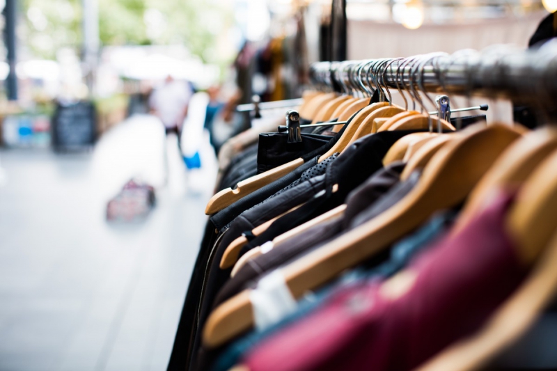 vente-LUCERAM-min_blur_close_up_focus_hanger_jacket_market_people_rack-1176303